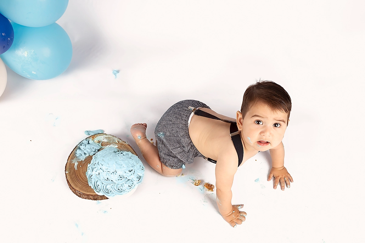 Spontane cakesmash fotosessie met verjaardagsdecoratie in Maassluis