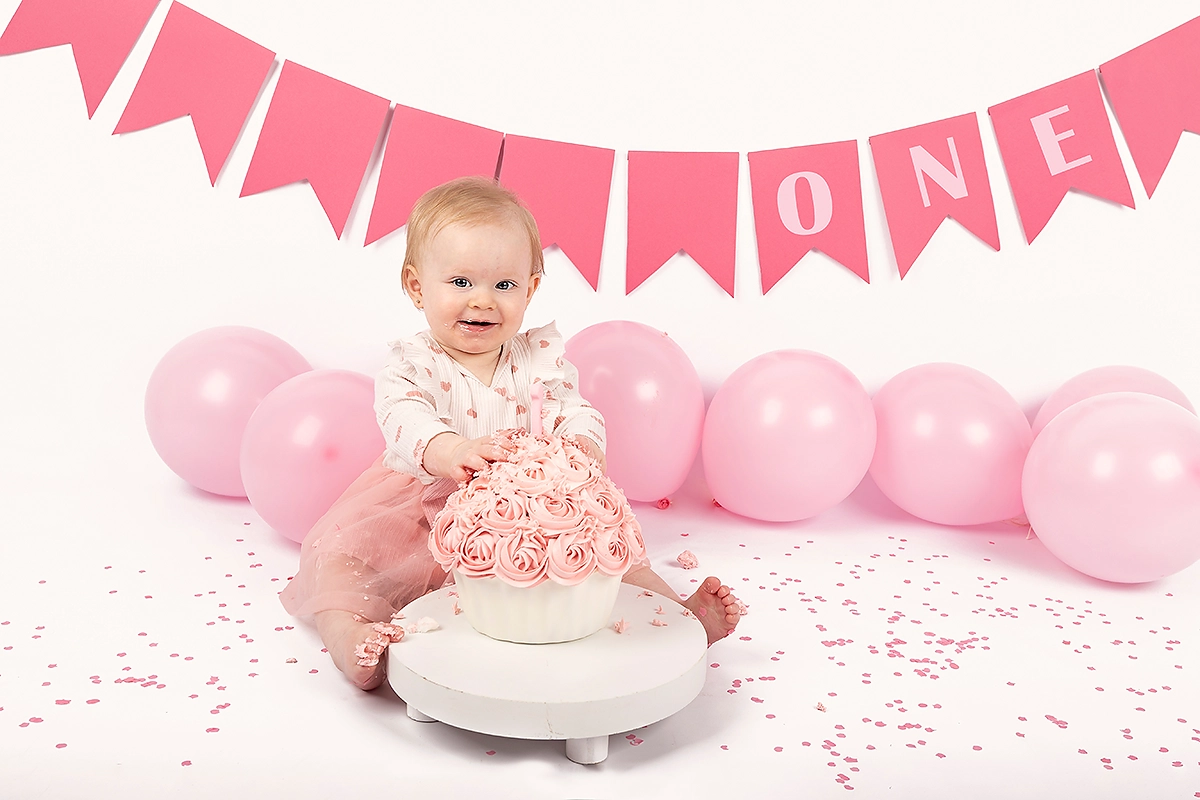 Baby met taart tijdens 1 jaar cakesmash fotosessie in Westland