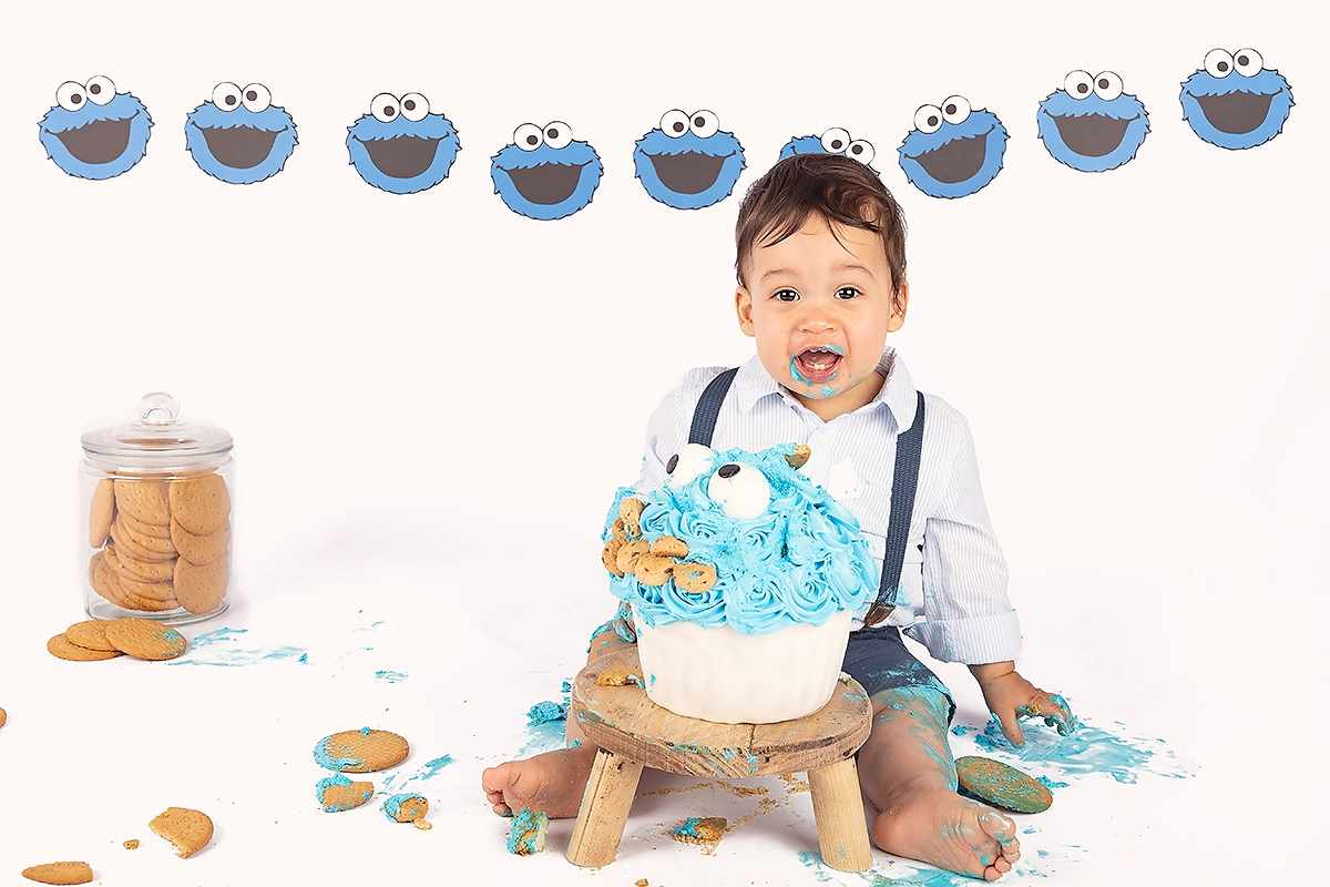 Schattige baby tijdens cakesmash voor eerste verjaardag