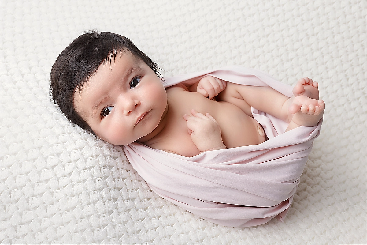 Lieve babyfoto in zachte neutrale tinten door Margje Fotografie