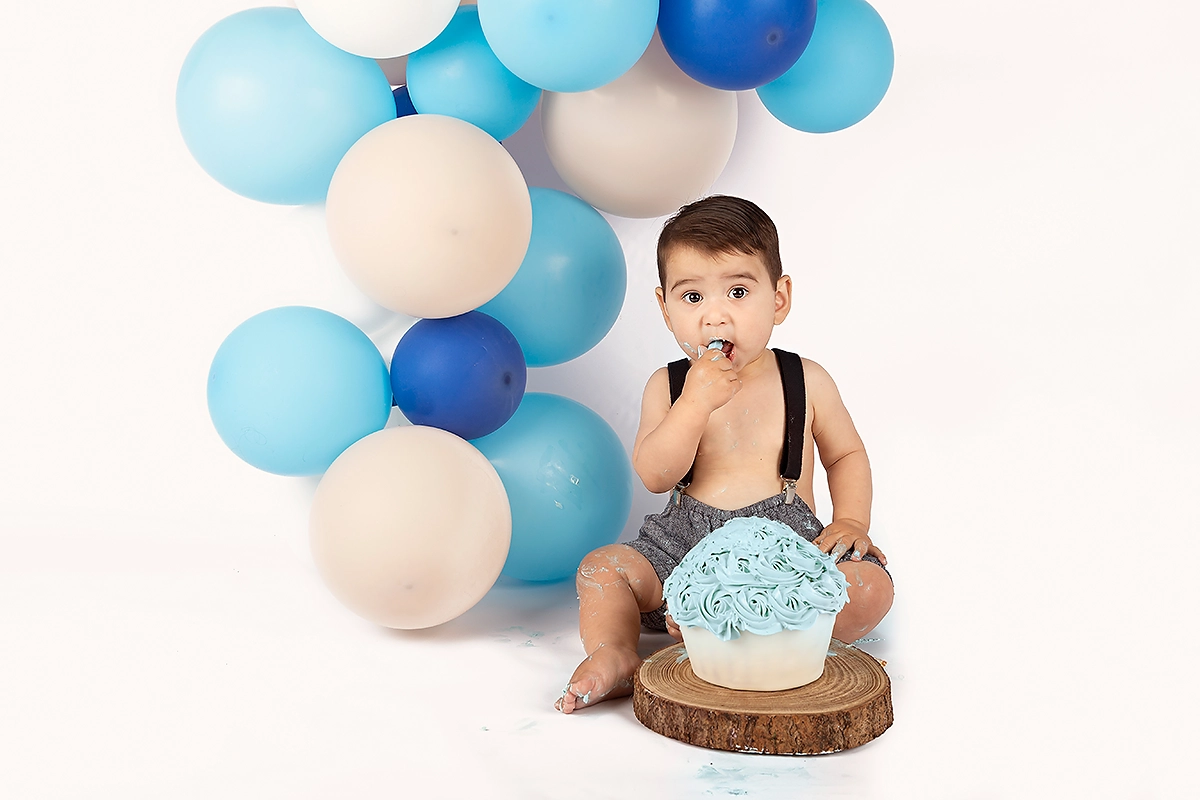 Spontane cakesmash fotoshoot met verjaardagsdecoratie bij Margje Fotografie