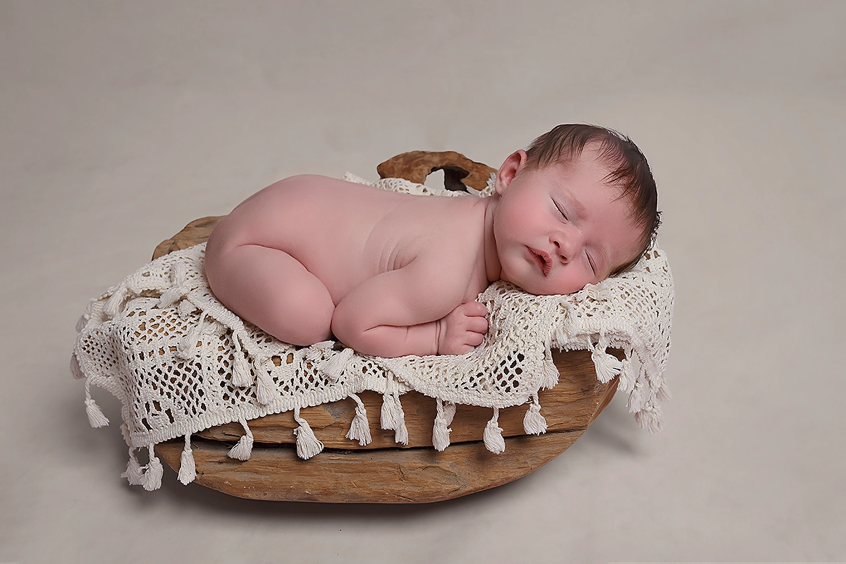 Lieve babyfoto in zachte neutrale tinten door Margje Fotografie in Maassluis